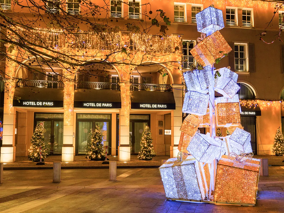 Installation lumineuse monumentale devant une façade animée