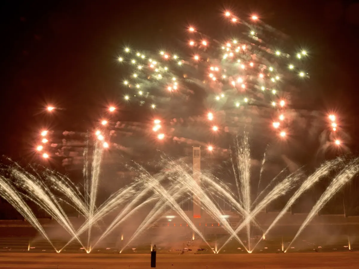Effets pyrotechniques en éventail sur esplanade