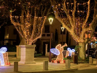 Effets pyrotechniques rouges sur l'eau