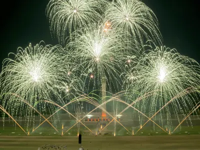 Feu d'artifice au-dessus d'un site urbain