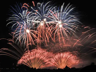 Bouquets pyrotechniques dans le ciel